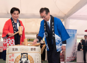 El embajador Horiuchi Toshihiko y Gabriela Sommerfeld durante el Kagami Biraki, ceremonia en la que se rompe el barril de sake.