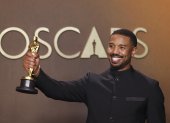El actor Michael B. Jordan sosteniendo su Óscar.