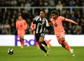 El Barça deposita sus esperanzas de gol en Lamine Yamal (d).