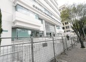 Cerco. La Policía ha instalado vallas metálicas en los exteriores de la Corte Constitucional, en Quito.