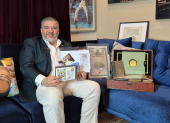 El coleccionista ecuatoriano de 52 años, lleva dos décadas dedicado a reunir manuscritos antiguos, objetos históricos y autógrafos.