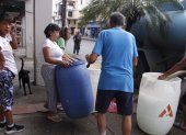 Vecinos de las calles Cuenca y Esmeraldas, en el centro de Durán, compraron agua por tanquero.