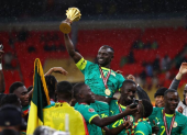 Sadio Mané de Senegal levanta el trofeo con sus compañeros de equipo mientras celebran tras ganar la Copa Africana de Naciones