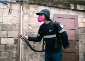 La Dirección municipal de Salud e Higiene realiza la fumigación, dentro y fuera de las casas, contra el dengue en diversos sectores de Guayaquil.