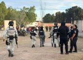 Integrantes de la Guardia Nacional de México custodian la zona donde se cometió un ataque armado en calles del estado de Guanajuato (México).