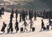 Personas rescatadas de centros de estafa en Myanmar llegan a Tailandia el 12 de febrero de 2025, en la zona fronteriza del distrito de Phop Phra, en el norte tailandés.