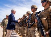 José Antonio Kast (i), saludando a militares en el punto de Observación Fronteriza en el complejo Chacalluta este lunes, en Arica (Chile).