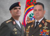 Vladimir Padrino López (izquierda) fue cesado como ministro venezolano de Defensa, cargo que ocupó por más de una década, y lo reemplaza Gustavo González López.