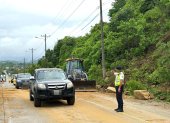 Con maquinaria pesada se limpió la Ruta del Spondykus en el tramo Olón - Montañita que sufrió un deslave por la lluvia
