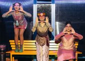 La propuesta escénica del Colectivo Barullo mezcla distopía, crítica social y experimentación teatral para reflexionar sobre el poder, la comunicación y las reglas que rigen la vida contemporánea.