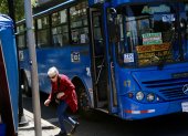 Referencia. Buses de transporte público protagonizan pelea en la avenida 12 de Octubre en Quito. El conductor fue desvinculado de la empresa.
