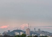 El nevado Chimborazo fue visible la tarde de este miércoles 18 de marzo desde ciudades como Guayaquil y Samborondón.