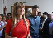 El primer ministro español Pedro Sánchez, mira a su esposa Begoña Gómez mientras emiten sus votos durante las elecciones generales de España, el 23 de julio de 2023.
