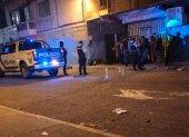En el lugar en donde fue asesinado el guardia del bar se concentraron allegados, curiosos y policías.
