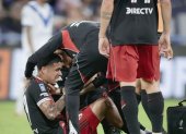 Cuerpo médico de River Plate atendió a Kendry Páez en el duelo ante Vélez.