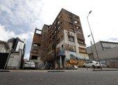 En la Jerónimo Carrión un edificio está a medio construir. Habitantes de calle duermen en los exteriores. Los dueños intentan venderlo.