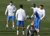 Kylian Mbappé (d) no pudo completar el último entrenamiento del Real Madrid.