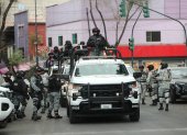 Integrantes de la Guardia Nacional resguardan la zona donde trasladaron el cuerpo de Nemesio Rubén Oseguera Cervantes, alias 'El Mencho'.
