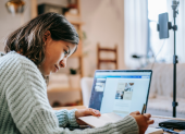 La educación virtual en Ecuador abre nuevas oportunidades para jóvenes y adultos que buscan finalizar sus estudios.