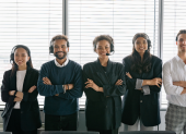 Imagen referencial de jóvenes en un entorno laboral, en el marco de las oportunidades de empleo disponibles en Ecuador para 2026