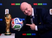 El Presidente de la FIFA, Gianni Infantino, posa junto al trofeo y la nueva pelota de la Copa del Mundo 2026.