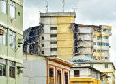 El edificio Multicomercio, en las calles Eloy Alfaro y Cuenca, sufrió un grave incendio, que dejó a decenas de personas sin hogar.