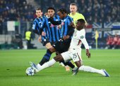 Moisés Caicedo le gana un cruce al delantero Ademola Lookman.