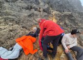 Bomberos de Quito brindan atención prehospitalaria a jóvenes rescatados en el Rucu Pichincha tras un operativo nocturno en alta montaña.