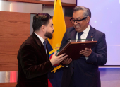 Jorge Baeza entrega el diploma a Paul Ocaña, presidente del Colegio de Abogados de Pichincha