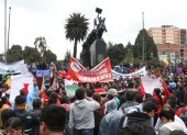 Un grupo numeroso de manifestantes caminó hacia la Asamblea Nacional, para rechazar el proyecto de Ley de gasto en los GAD.