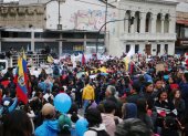 Manifestantes en Quito rechazaron que el 70 % del presupuesto municipal se destine a obras, reduciendo recursos para educación y salud.