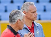 El dirigente de Leones FC, Esteban Paz (d) estuvo en el Liga de Quito cuando ganó la Copa Libertadores de 2008.