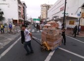 Comerciantes retiran su mercadería por la calle Eloy Alfaro.
