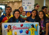 Las mundialistas recibieron el cariño de sus familiares.
