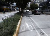 Los bolardos son elementos diseñados para separar físicamente el carril ciclista del tráfico vehicular.