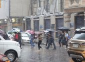 La lluvia en el centro de Guayaquil provocó que las personas busquen resguardarse.