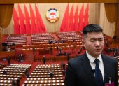 Un miembro del personal durante la ceremonia de apertura de la Cuarta Sesión del Comité Nacional de la XIV Conferencia Consultiva Política del Pueblo Chino el 4 de marzo de 2026.