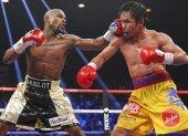 Floyd Mayweather Jr. (i) y Manny Pacquiao se enfrentaron en 2015.