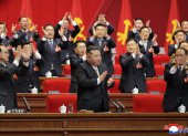 El líder norcoreano Kim Jong-un y funcionarios aplaudiendo durante el cuarto día del Noveno Congreso del Partido de los Trabajadores de Corea (PTC).
