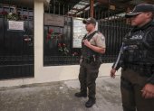 Integrantes de la Policía de Ecuador custodian la Embajada de Cuba en Quito este miércoles 4 de marzo.
