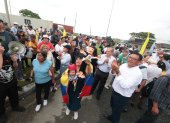 El 20 de febrero de 2026, mientras el oficialismo aprobaba la reforma al Cootad, decenas de ciudadanos se citaron en los exteriores de la sede temporal de la Asamblea en compañía de legisladores del correísmo.