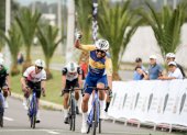El experimentado pedalista Pablo Caicedo y su celebración al cruzar la meta del Campeonato Nacional Interclubes