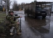Un militar ucraniano de un equipo de fusileros móvil encargado de proteger al personal militar y a los civiles de los drones rusos cerca de Druzhkivka en el Óblast de Donetsk.