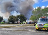 El equipo de bomberos y rescate de Miami-Dade permanece en la escena del incendio del almacén.