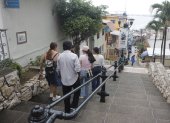 Turistas caminan por las escalinatas del cerro Santa Ana, la mañana de este viernes 6 de marzo.
