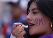 Asistente a la marcha del Día de la Mujer en Quito.