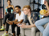 Referencial. Un grupo de amigos disfruta de las novedades del 'gaming' en marzo de 2026, mes que marca el debut de la Nintendo Switch 2 y remakes en PS5 y Xbox.