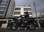 Integrantes de la Policía de Ecuador custodian durante una manifestación frente a la Embajada de Cuba en Ecuador en Quito.