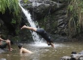 Ciudadanos disfrutan de una cascada en el interior del cerro Azul, en el oeste de Guayaquil.