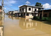 En el cantón Vinces hay calles que han sido cerradas al tránsito para que el agua no ingrese a las casas.